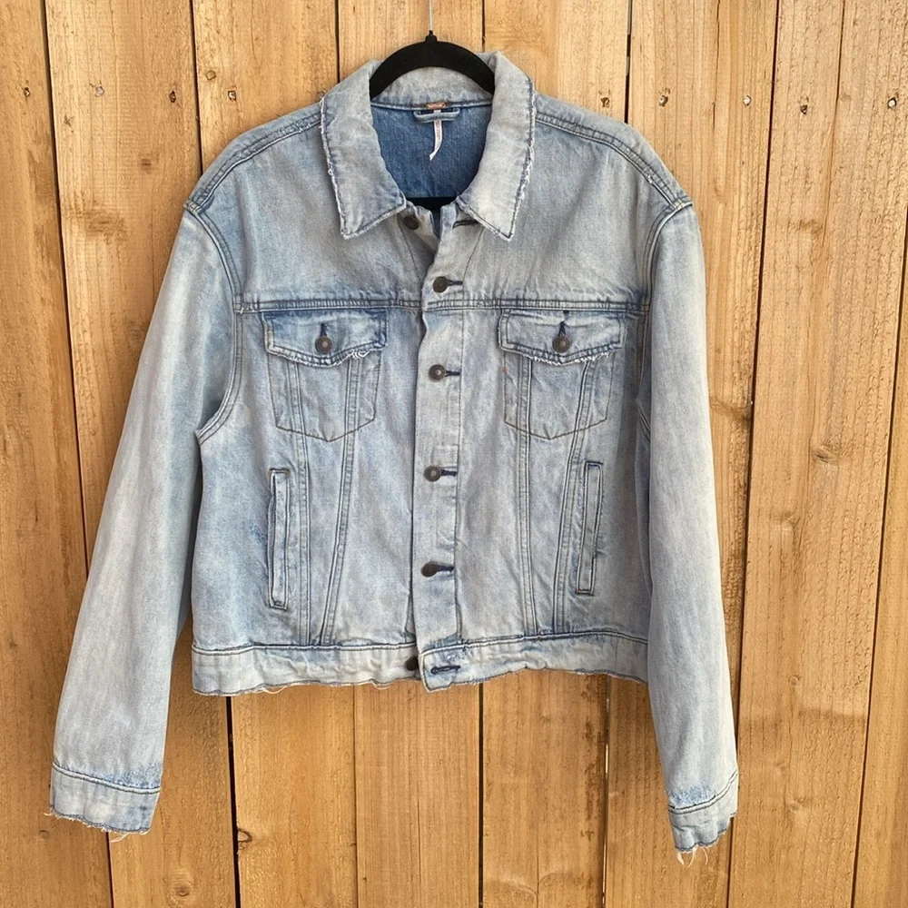 Free People M/L Denim Jean Jacket Pink Paisley Embroidered Back Panel Light Wash - Picture 4 of 8